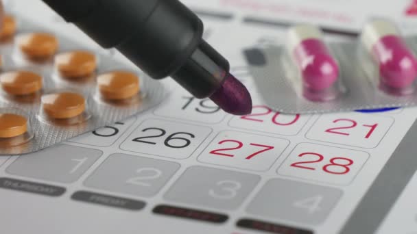 Geneesmiddelen en gemarkeerde dag op de kalender — Stockvideo
