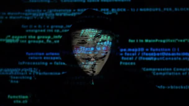 Анонимный хакер и программный код — стоковое видео