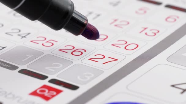 Mão com uma marca de caneta em uma data de calendário. — Vídeo de Stock