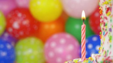 Pastanın üstüne bir mum.