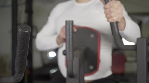 Bodybuilder εκπαιδεύει πίσω μυς στο γυμναστήριο — Αρχείο Βίντεο