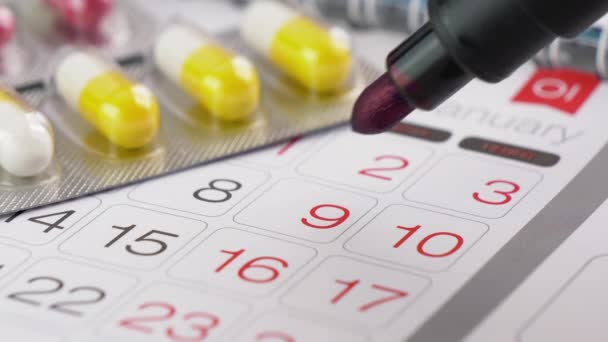 Väggkalender och piller — Stockvideo