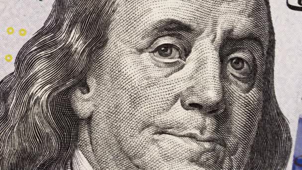Sonrisa de Benjamin Franklin en billete de 100 dólares — Vídeo de stock