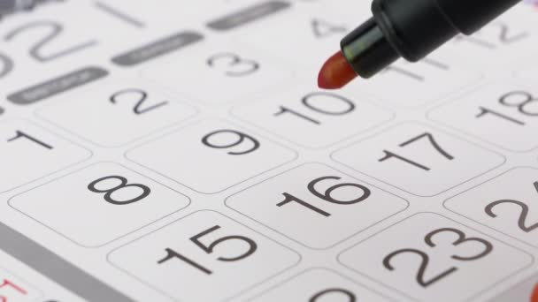 Marque la fecha en un calendario de papel. — Vídeo de stock