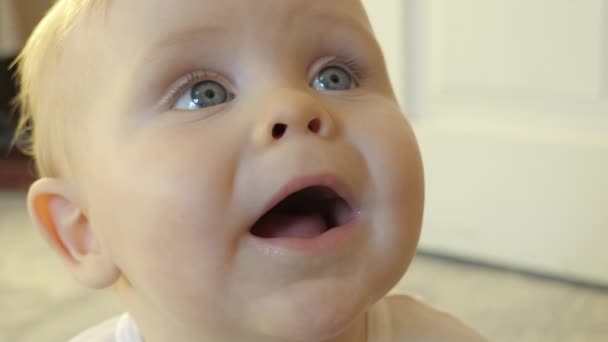 Look surpris d'un enfant mignon aux yeux bleus. — Video