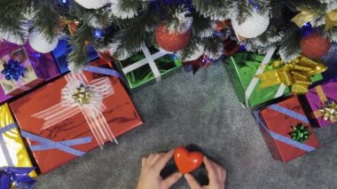 Noel ağacının etrafındaki hediyeler