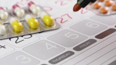 İlaç hatırlatıcısı almak, sağlık hizmeti kavramı.