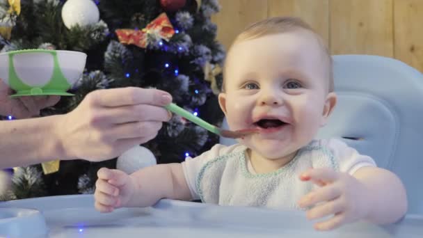 Mère apprend à bébé à utiliser une cuillère. — Video