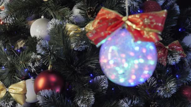 Bola de árbol de Navidad con luces led dentro. — Vídeo de stock