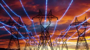 Elektrik yayları çarpıcı bir günbatımında gökyüzünü aydınlatırken elektrik hatları bir manzara üzerinde kule gibi çalışıyor. Sahne, teknoloji ve doğa güzelliğinin kombinasyonunu yakalar..