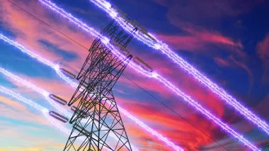 Elektrik hatları, gece yaklaşırken turuncu ve mor renklerle dolu canlı bir günbatımı gökyüzüne karşı parlak elektrik yayları sergiliyor..