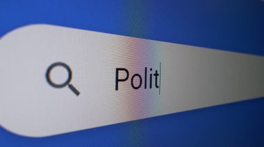 Mavi arayüz üzerinde büyüteç simgesi olan dijital arama çubuğuna politika yazan bir kullanıcının yakın görüntüsü