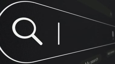 Bir kullanıcı dijital platformdaki arama çubuğuyla iletişim kurarak bilgi bulmak için anahtar sözcükleri yazar. Arayüz kullanılabilirlik ve verimliliğe odaklı temiz bir tasarım gösteriyor.