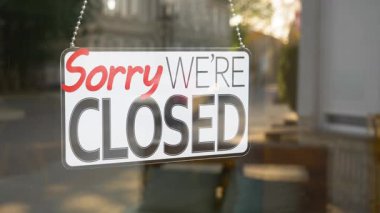 Bir mağaza vitrininde 