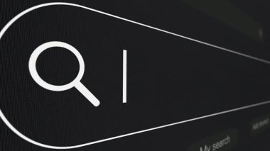 Bir arama arayüzünün yakın plan görüntüsü, koyu arkaplana karşı bir büyüteç simgesini vurgular. Metin kullanıcıları sorgulara girmeye veya konuları kolayca keşfetmeye davet eder.