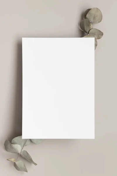 Invito Mockup White Card Con Rami Eucalipto Rapporto 5X7 Simile — Foto Stock