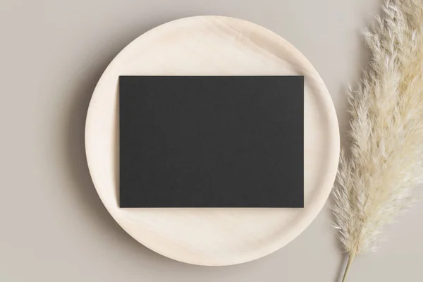 Invito Mockup Carta Nera Piatto Legno Con Erba Pampas Rapporto — Foto Stock