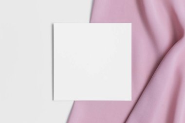 Yumuşak pembe tekstil ile davetiye kare modeli.