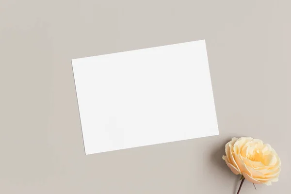 Inbjudan Vitt Kort Mockup Med Ros Ett Beige Bord 5X7 — Stockfoto