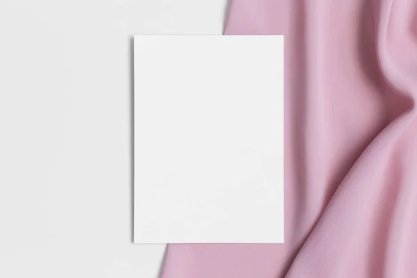 Inbjudan Vit Kort Mockup Med Mjuk Rosa Textil 5X7 Förhållande — Stockfoto