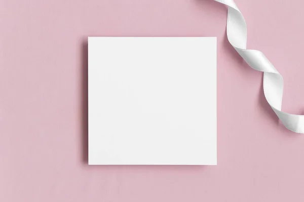 Mockup Carta Quadrata Invito Con Nastro Raso Morbido Tessuto Rosa — Foto Stock
