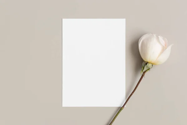 Invitation Maquette Carte Blanche Avec Une Rose Sur Une Table — Photo