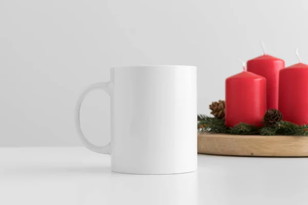 Witte Mok Mockup Met Kaarsen Een Tafel Kerstversiering — Stockfoto