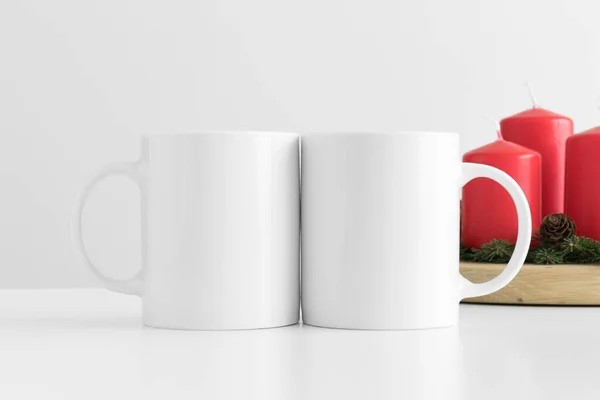 Duas Canecas Brancas Mockup Com Velas Uma Mesa Decoração Natal — Fotografia de Stock