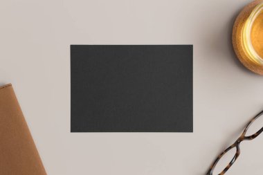 Davetiye, çalışma alanı aksesuarlarıyla birlikte siyah kart modeli. 5x7 oranı, A6, A5 'e benziyor..