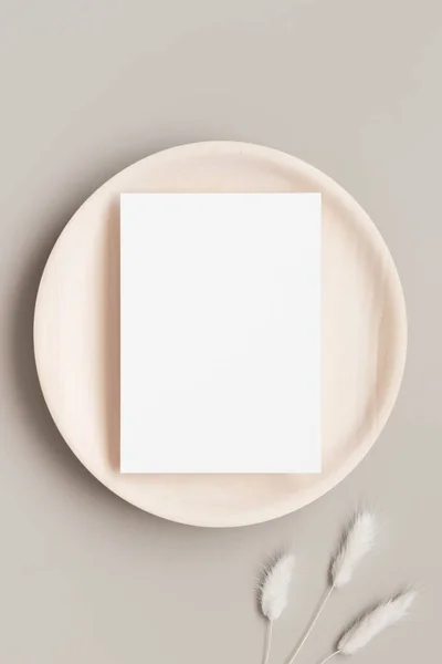 White Invitation Card Mockup Wooden Plate Lagurus Decoration 5X7 Ratio — Stock Photo, Image
