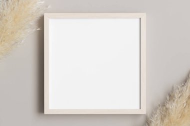 Ahşap kare çerçevenin üst görünümü pampa süslemeli.