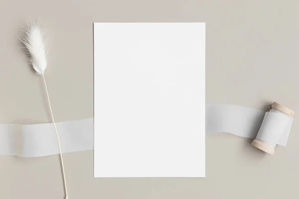 Mockup Cartão Convite Branco Com Lagurus Uma Mesa Bege Relação — Fotografia de Stock