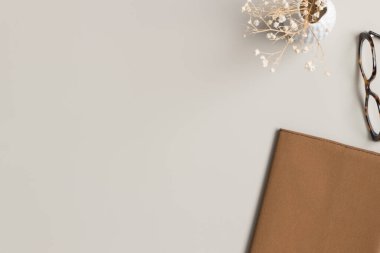 Çalışma alanı aksesuarları ve bej bir masada bir gypthe. Boş kopya alanı ile düz yatıyordu.