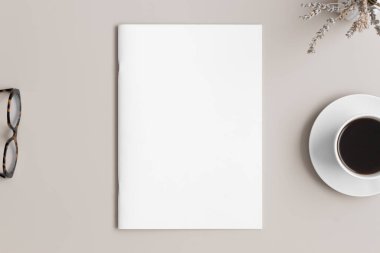 Bej masasında bir fincan kahve, bardak ve lavanta olan dergi maketi..