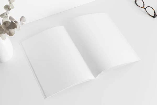 Otevřený Časopis Brýlemi Eukalyptem Bílém Stole — Stock fotografie