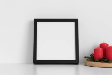 Siyah kare maketi ve mumlar. Noel süslemesi