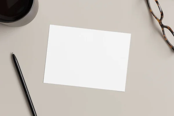 Uitnodiging Witte Kaart Mockup Met Werkruimte Accessoires 5X7 Verhouding Vergelijkbaar — Stockfoto