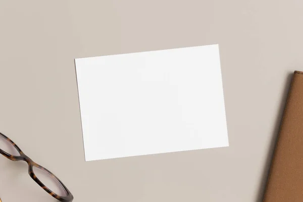 Invitación Maqueta Tarjeta Blanca Con Gafas Cuaderno Concepto Espacio Trabajo — Foto de Stock