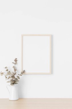 Duvarda okaliptüslü ahşap çerçeve..