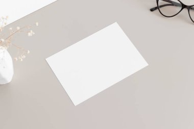 Çalışma alanı aksesuarlı beyaz davetiye. 5x7 oranı, A6, A5 'e benziyor..