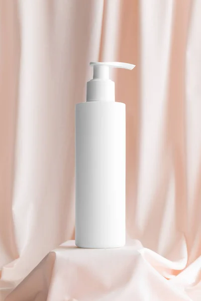 Biały Kosmetyczny Dozownik Szamponu Mockup Butelki Miękkim Różowym Tekstyliów — Zdjęcie stockowe