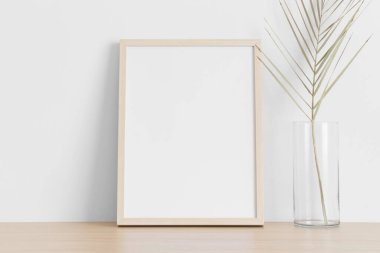 Ahşap çerçeve, ahşap masada bir palmiye yaprağı..