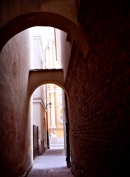 Callejón Casco Antiguo Varsovia Puerta Entre Casas Alquiler Lugar Oscuro — Foto de Stock