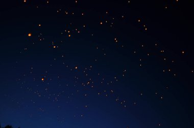 Geceleri uçan kağıt fenerler. Çok güzel ateş.