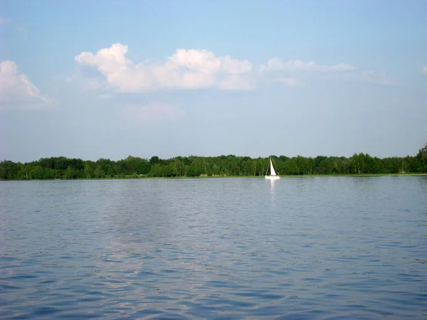 Barco Vela Flutua Lago Vela Céu Azul — Fotografia de Stock