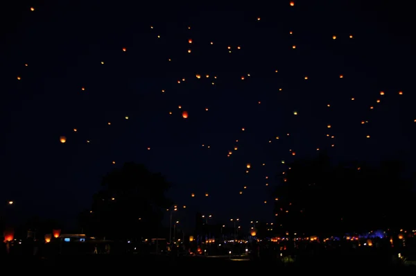 Fliegende Papierlaternen Der Nacht Schönes Feuer Viel — Stockfoto