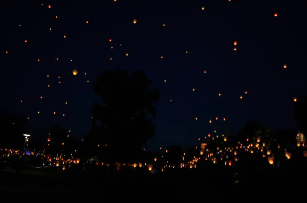 Fliegende Papierlaternen Der Nacht Schönes Feuer Viel — Stockfoto