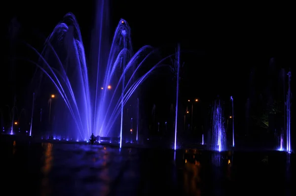 Jatos Fluxo Água Fonte Anel Luzes Azuis Noite Escuras — Fotografia de Stock