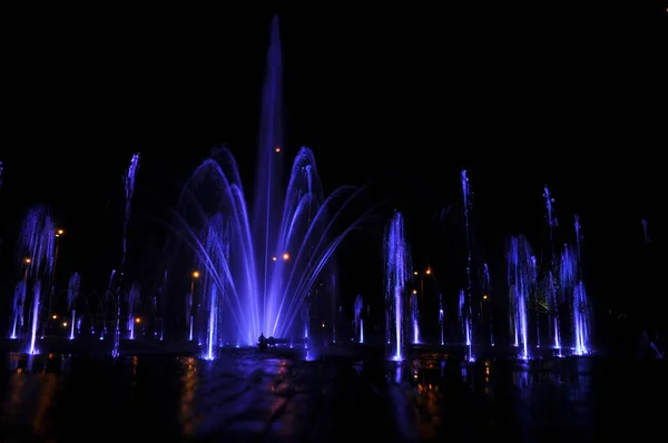 Fontein Water Stralen Een Ring Bij Donker Nacht Blauw Licht — Stockfoto