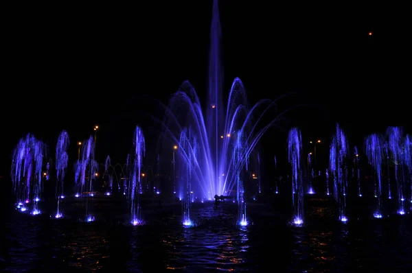 Jatos Fluxo Água Fonte Anel Luzes Azuis Noite Escuras — Fotografia de Stock